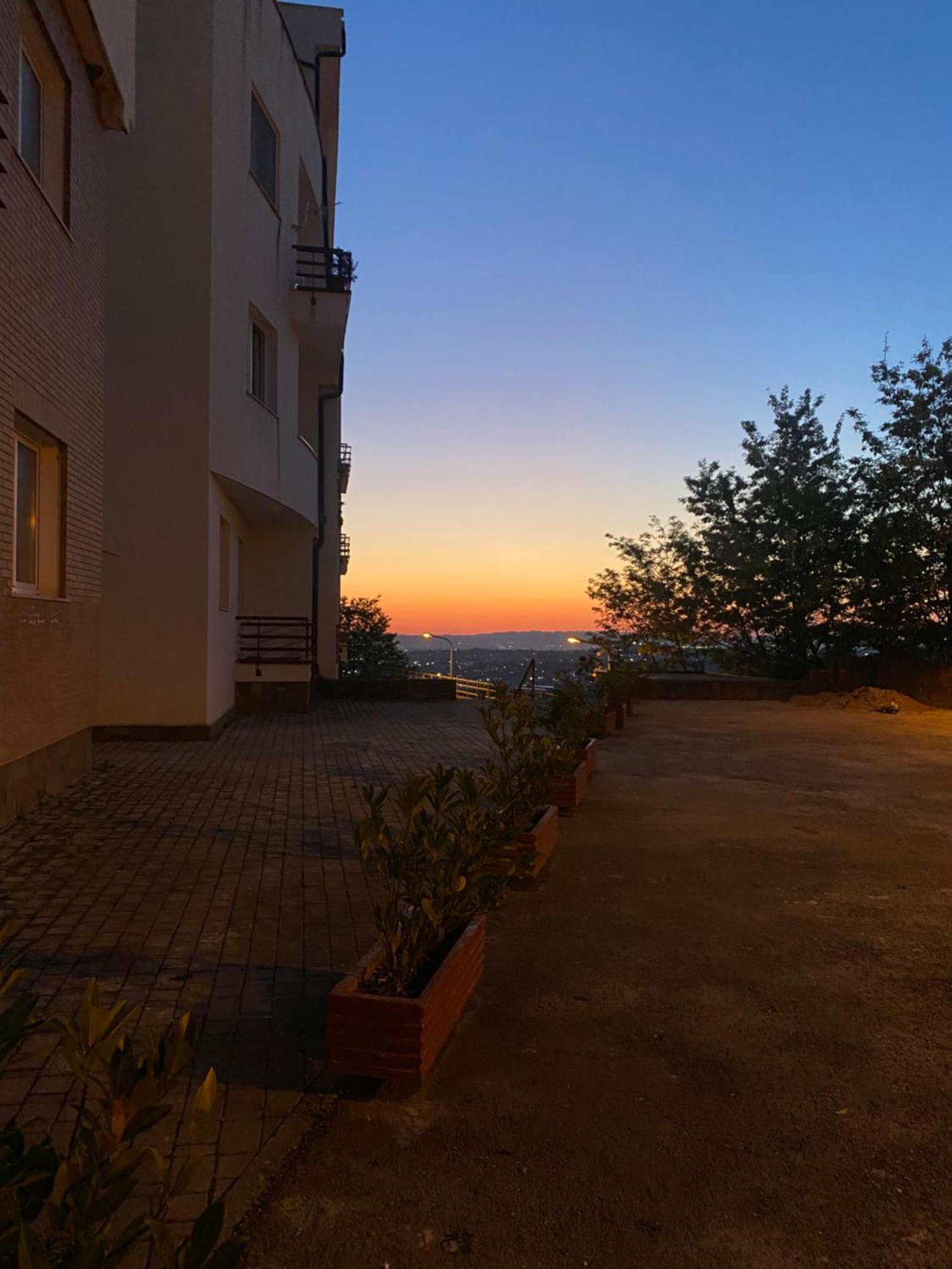Sunny Overlooking Apartment *